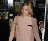 Sienna Miller dégaine ses derbies jaune fluo associées à son slim tacheté et une blouse poudrée. Un look parfait <br />