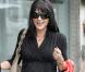 Selma Blair dans un parfait look de femme enceinte. Une petite robe noire portefeuille et elle brille dans les rues de L.A 