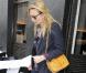 Revoilà Kate Moss et son escarpin pointu. La Brindille a tout bon en jean brut, blazer marine, chemise à carreaux et escarpins au talon vertigineux pour prendre de la hauteur  