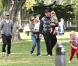 Ethan Supplee, starisé par son rôle attachant et drôle dans la série Earl, a perdu 90 kilos en 11 ans. Quelle métamorphose ! Photo : sortie au parc avec ses filles et son grand ami Tobey Maguire (avec sa femme Jennifer et leur fille Ruby), nov 2008<b