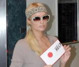 Paris Hilton a une façon bien particulière d'apporter son soutien au Japon, mercredi 16 mars.