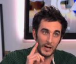 Thierry Dugeon a été bizuté par Matthieu Noel, lors de son arrivée au sein de l'équipe de  C à vous  sur France 5.