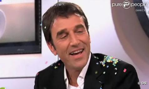 Thierry Dugeon a été bizuté par Matthieu Noel, lors de son arrivée au sein de l'équipe de  C à vous  sur France 5.