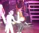 Justin Bieber invite l'une de ses fans sur scène sur  One less lonely girl , le mardi 29 mars 2011 à Bercy.