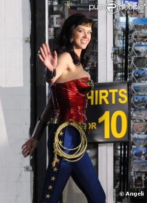 Adrianne Palicki et sa doublure sur le tournage de Wonder Woman (30 mars 2011 à L.A.)
