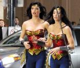 Adrianne Palicki et sa doublure sur le tournage de Wonder Woman (30 mars 2011 à L.A.)