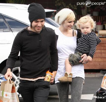 Ashlee Simpson et Pete Wentz avec leur petit Bronx, dans les rues de Los Angeles.