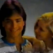 Brushing impeccable, John Stamos n'a pas changé dans cette pub pour ... une crème d'épilatoire féminine.