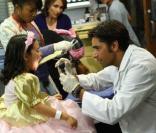 John Stamos est encore plus craquant en médecin ! La blouse blanche lui va si bien.
