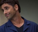 John Stamos a su sentir le carton de la série Glee. Dans la série, il interprète un dentiste ! Encore une fois la blouse...
