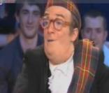 Jonathan Lambert débarque en kilt (et sans sous-vêtements !) dans l'émission  On n'est pas couché  du samedi 2 avril.