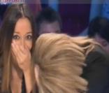 Saphia Azzeddine et Nathalie Rheims sont pliées de rire quand Jonathan Lambert débarque en kilt (et sans sous-vêtements !) dans l\'émission <em>On n\'est pas couché</em> du samedi 2 avril.