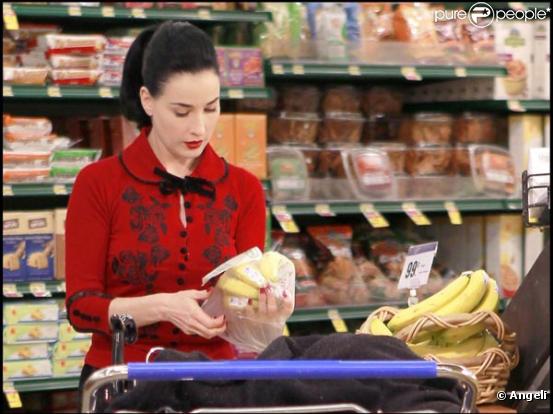 La ravissante Dita Von Teese, très apprêtée, fait ses courses au supermarché, à Los Angeles, en mars 2011.
