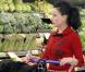 La ravissante Dita Von Teese, très apprêtée, fait ses courses au supermarché, à Los Angeles, en mars 2011.