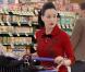 La ravissante Dita Von Teese, très apprêtée, fait ses courses au supermarché, à Los Angeles, en mars 2011.