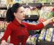 La ravissante Dita Von Teese, très apprêtée, fait ses courses au supermarché, à Los Angeles, en mars 2011.