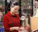 La ravissante Dita Von Teese, très apprêtée, fait ses courses au supermarché, à Los Angeles, en mars 2011.