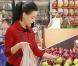 La ravissante Dita Von Teese, très apprêtée, fait ses courses au supermarché, à Los Angeles, en mars 2011.