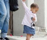 Ellen Pompeo avec sa fille Stella qui fait ses premiers pas (2 avril à Los Angeles)