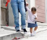 Ellen Pompeo avec sa fille Stella qui fait ses premiers pas (2 avril à Los Angeles)