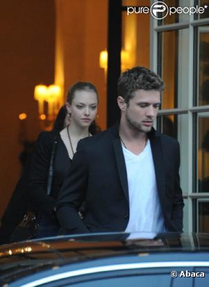 Amanda Seyfried et Ryan Phillippe sont allés dîner dans le restaurant de Christian Constant, à Paris, le 3 avril 2011.