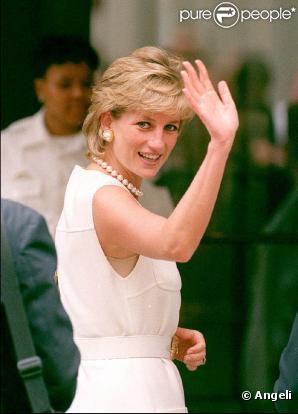 Le Volo Auto Museum de Chicago a offert au prince William de mettre à sa disposition, pour son mariage, une Rolls ayant appartenuà sa mère le temps d'une visite dans l'Illinois. C'était au printemps 1996 (photo). 