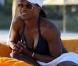 Serena Williams sur la plage à Miami, avec une amie, le 4 avril 2011