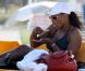 Serena Williams sur la plage à Miami, avec une amie, le 4 avril 2011