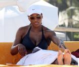 Serena Williams sur la plage à Miami, avec une amie, le 4 avril 2011
