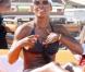 Serena Williams sur la plage à Miami, avec une amie, le 4 avril 2011