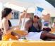 Serena Williams sur la plage à Miami, avec une amie, le 4 avril 2011