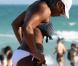 Serena Williams sur la plage à Miami, avec une amie, le 4 avril 2011