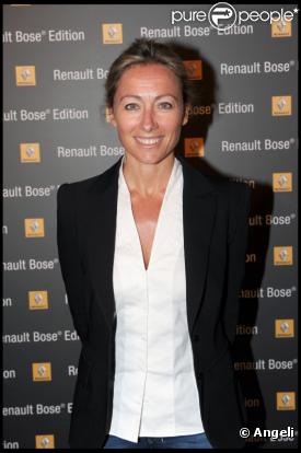 Anne-Sophie Lapix divine dans un chemisier blanc lors de la soirée Renault à Paris au Palais Chaillot le 6 avril 2011