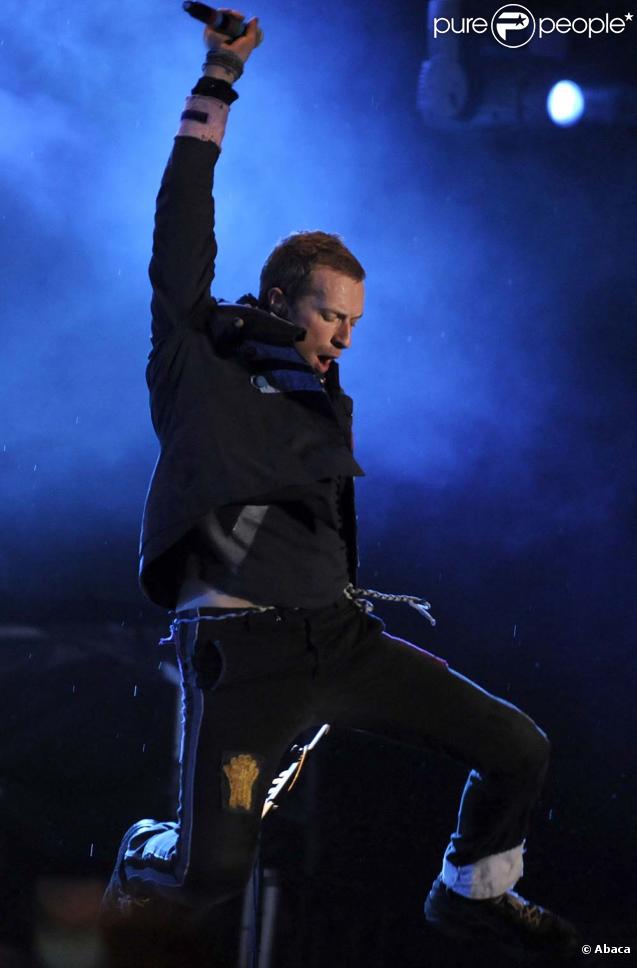 593137-chris-martin-sur-scene-avec-coldplay-637x0-2.jpg
