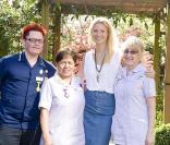 Gwyneth Paltrow visite le Centre Marie Curie, à Hampstead, Londres, le 6 avril 2011.