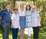 Gwyneth Paltrow visite le Centre Marie Curie, à Hampstead, Londres, le 6 avril 2011.