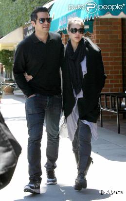 Jessica Alba et Cash Warren dans les rues de Los Angeles le 8 avril 2011