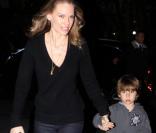 Hilary Swank avec Sam, le fils de John Campisi, son compagnon, en janvier 2011 à Los Angeles