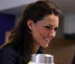 Pour les parents de Kate Middleton (photo : en visite dans le Lancashire le 11 avril 2011), qui mettent un point d'honneur à participer financièrement, la facture devrait s'élever à un peu plus de 100 000 euros.