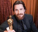 Christian Bale pose  le 27 février 2011 avec son Oscar gagné pour son magnifique second rôle dans  The Fighter  