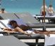 Noah Becker et sa petite amie Rafaela Remy, sont à la plage à Miami le 18 avril 2011, en compagnie de sa mère Barbara Quinze (anciennement Becker)