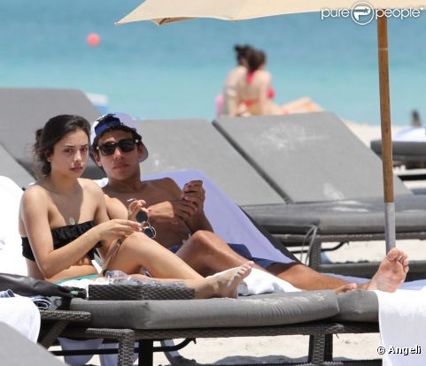 Noah Becker et sa petite amie Rafaela Remy, sont à la plage à Miami le 18 avril 2011