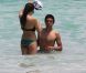 Noah Becker et sa petite amie Rafaela Remy, sont à la plage à Miami le 18 avril 2011, en compagnie de sa mère Barbara Quinze (anciennement Becker)
