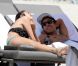 Noah Becker en compagnie de sa chérie Rafaela, profite du soleil sur Miami Beach, le 18 avril 2011