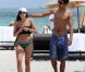 Noah Becker en compagnie de sa chérie Rafaela, profite du soleil sur Miami Beach, le 18 avril 2011