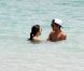 Noah Becker en compagnie de sa chérie Rafaela, profite du soleil sur Miami Beach, le 18 avril 2011