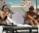 Noah Becker en compagnie de sa chérie Rafaela, profite du soleil sur Miami Beach, le 18 avril 2011