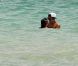 Noah Becker en compagnie de sa chérie Rafaela, profite du soleil sur Miami Beach, le 18 avril 2011