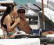 Noah Becker en compagnie de sa chérie Rafaela, profite du soleil sur Miami Beach, le 18 avril 2011