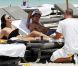 Noah Becker en compagnie de sa chérie Rafaela, profite du soleil sur Miami Beach, le 18 avril 2011